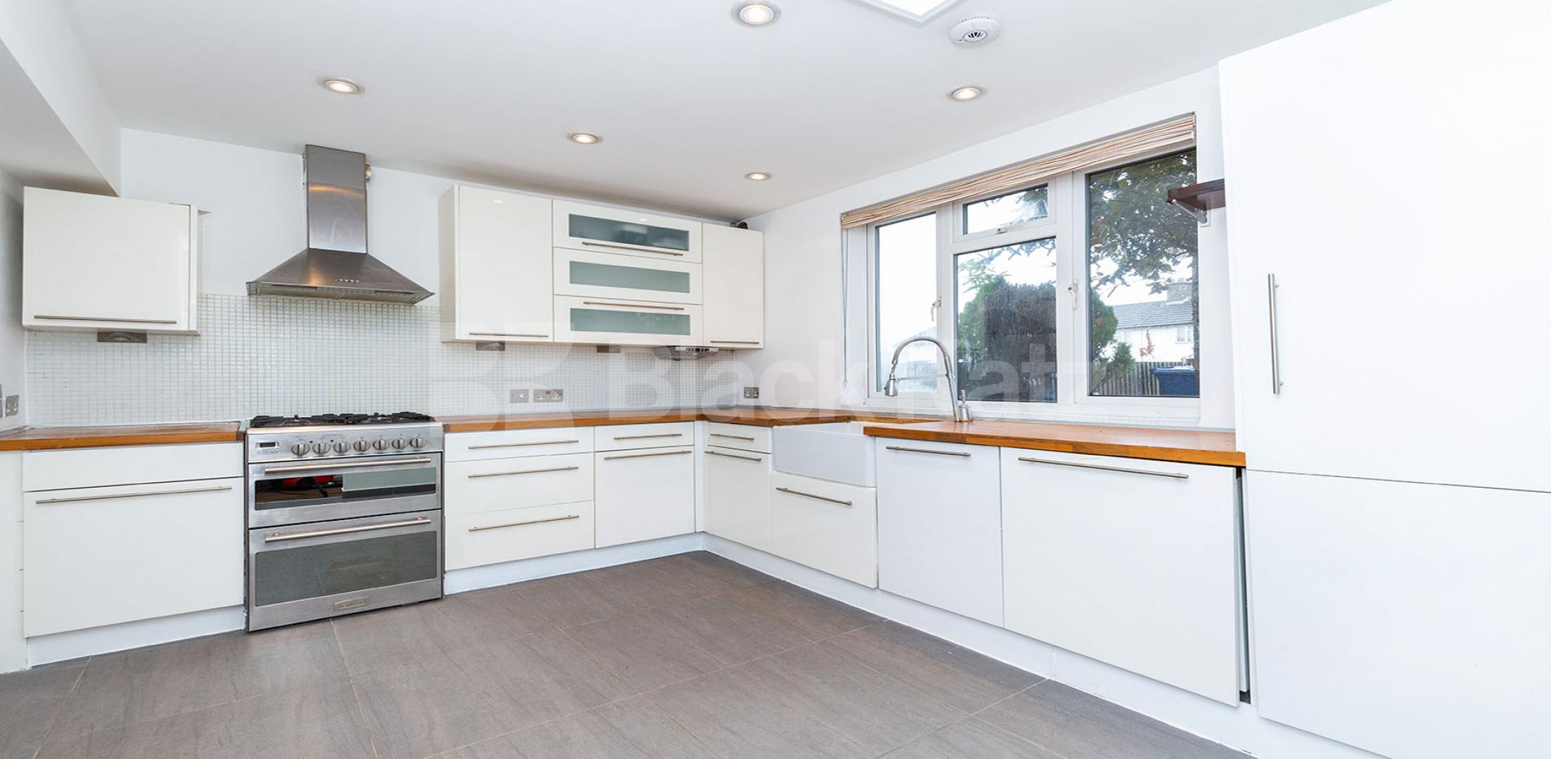 			SPACIOUS FAMILY HOME!, 3 Bedroom, 2 bath, 2 reception House			 Summers Lane, FINCHLEY
